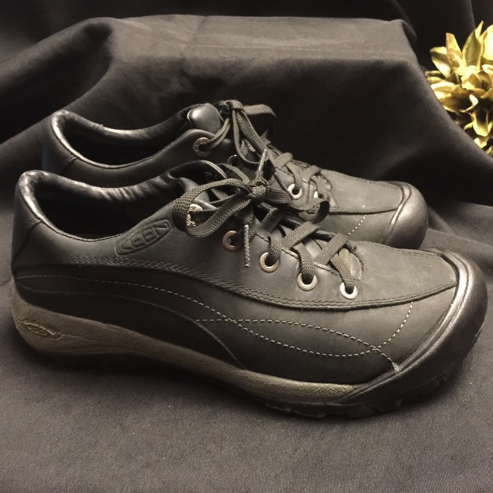 KEEN Women's Black Lace-Up Casual Walking Shoes